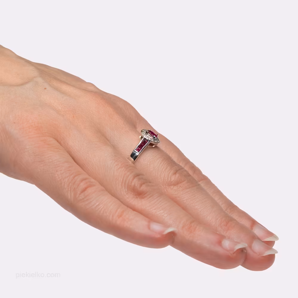 Srebrny pierścionek z naturalnymi rubinami i diamentami - piekielko.com